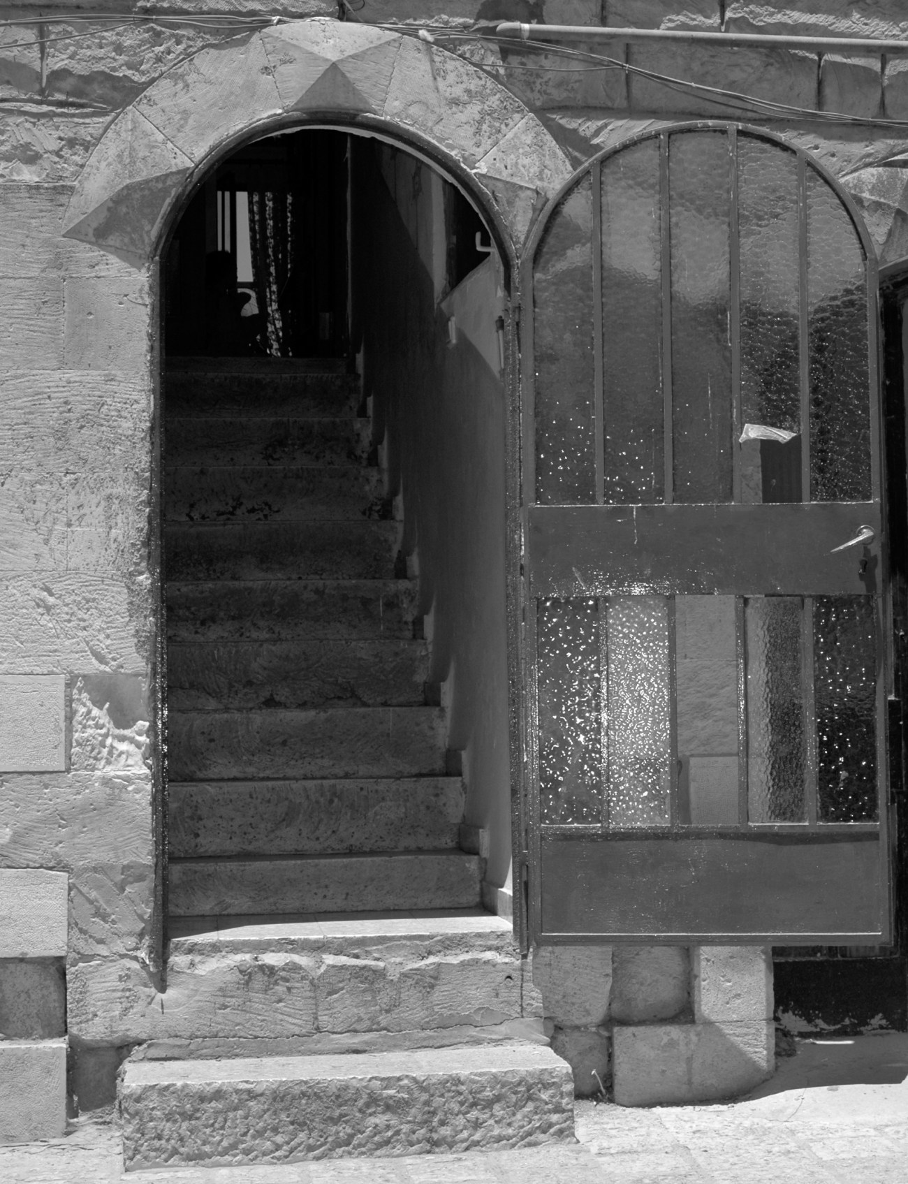 Open Door (Tzfat, Israel) B&W photo ©2006 Michael Dickel