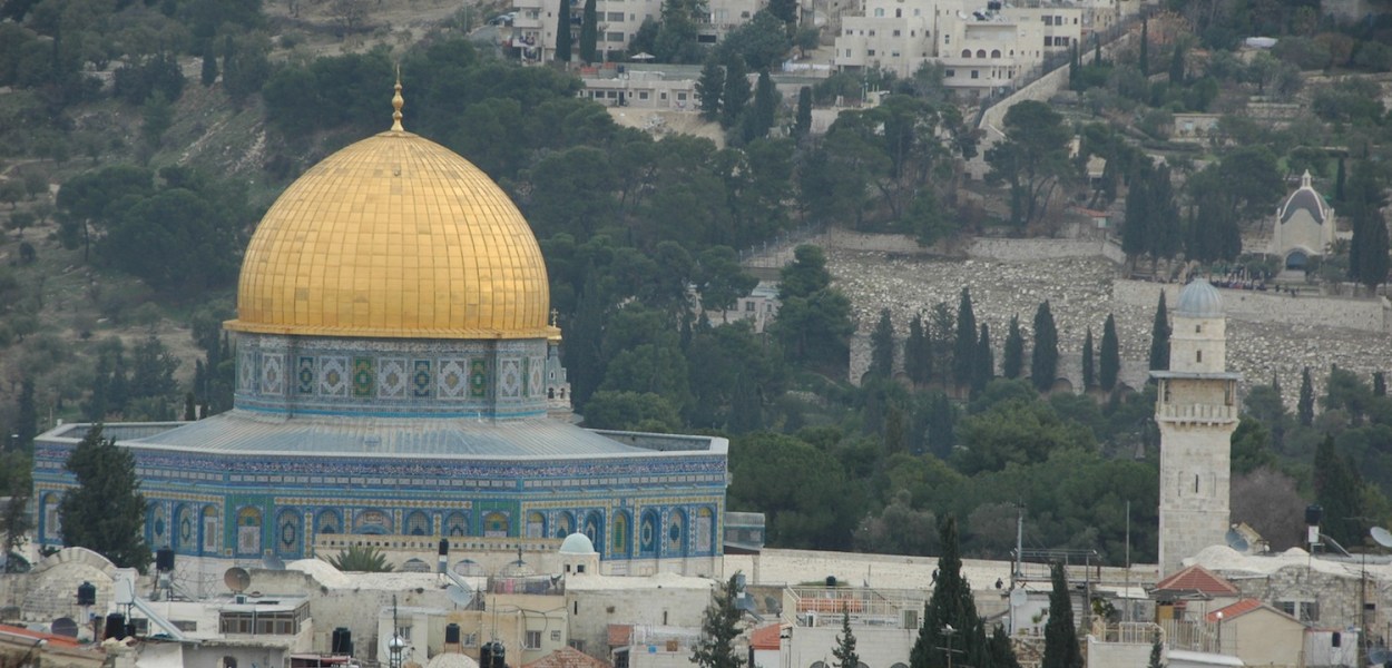 Dome of the Rock on the Temple Mount, a site we will see on the Writes and Rhapsodies Israel Poetry Writing Tour—travel, vacation, conference, writing conference, workshop and writing workshop, creativity, poem, poems.